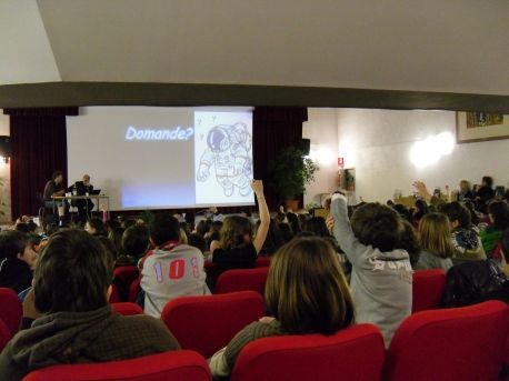 Un astronauta atterra a Laives
